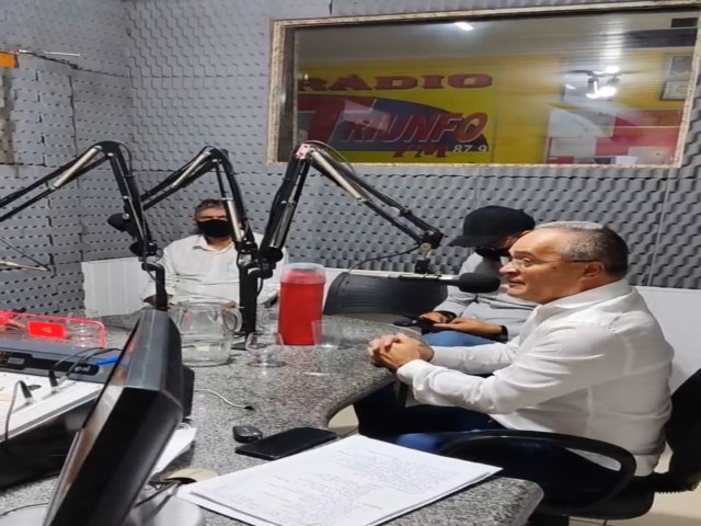 Prefeito de Triunfo, Luciano Bonfim, participa de entrevista na Rádio Triunfo FM.