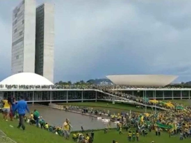 Bolsonaristas furam bloqueio e invadem Congresso Nacional, Planalto e STF