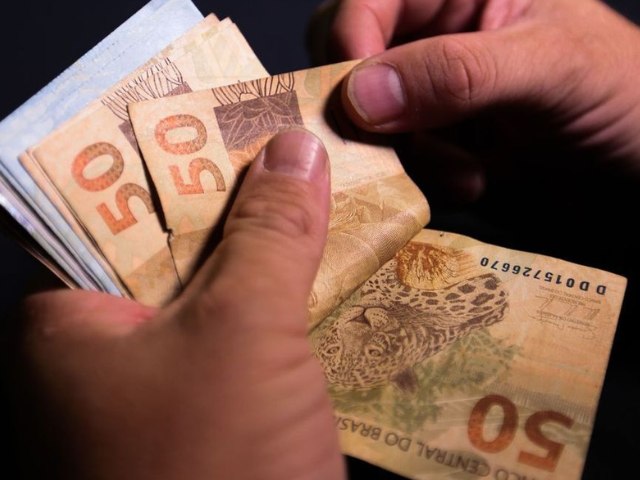 Governo avalia manter salário mínimo em R$ 1.302 ao menos até maio, adiando valor de R$ 1.320