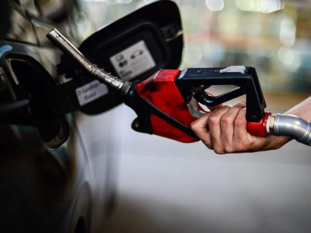 Gasolina vendida pela Petrobras no Brasil está 14% mais barata que no exterior