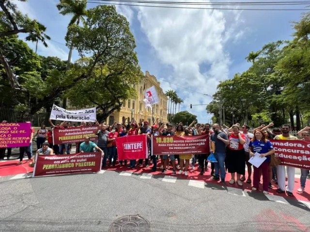 Professores aprovados em concurso público de 2022 fazem protesto no Recife e cobram convocação ao governo