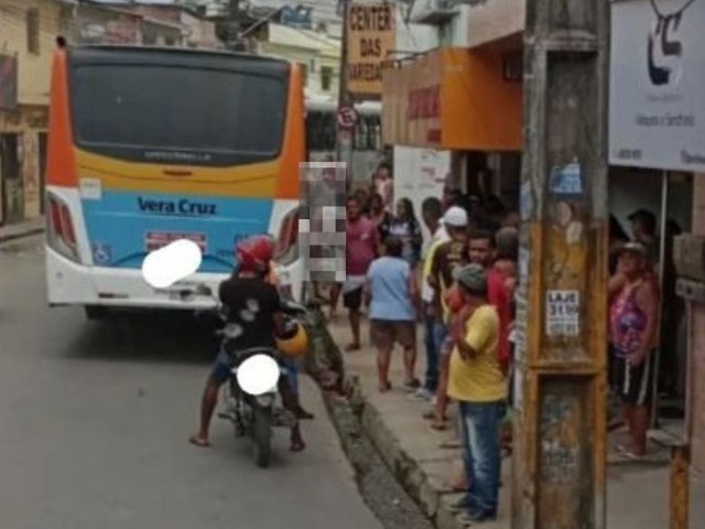 Jovem de 20 anos morre ao tentar subir em ônibus pela janela e se chocar em poste em Jaboatão