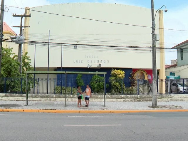 Atraso nos salários de terceirizados prejudica funcionamento de escolas em Pernambuco
