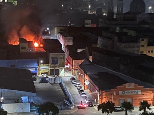 Incêndio atinge loja no bairro de São José, área central do Recife 