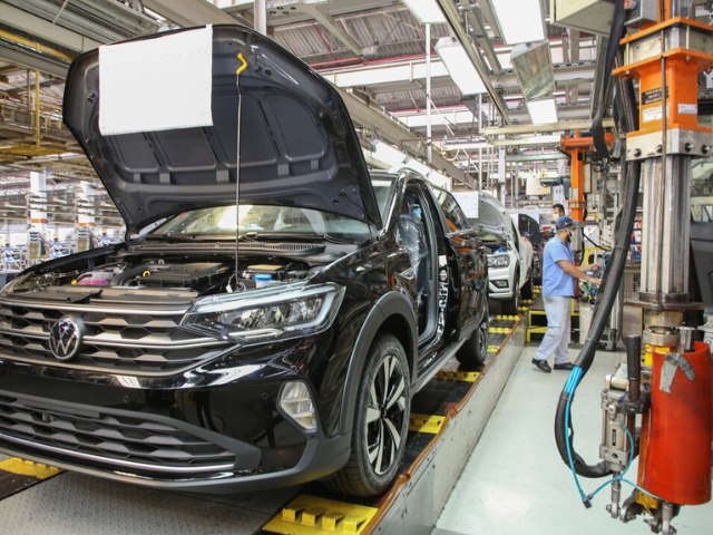 Produção de veículos cai 19% em abril e mercado 'anda de lado' devido aos juros altos, diz Anfavea