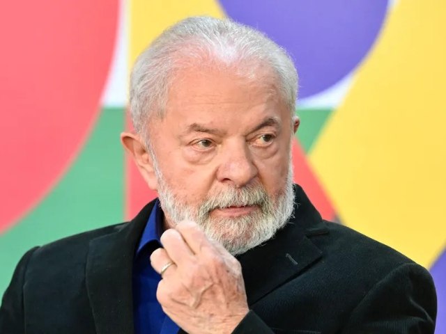 Lula retorna nesta quinta ao Brasil em meio à expectativa pela escolha do novo PGR