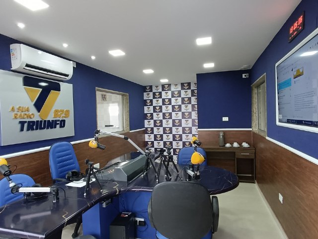 Rdio Triunfo FM inaugura suas novas instalaes, com estdio de ltima gerao.