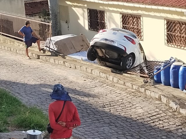 Carro atinge muro e cai na lateral de casa no Bairro So Cristvo em Triunfo