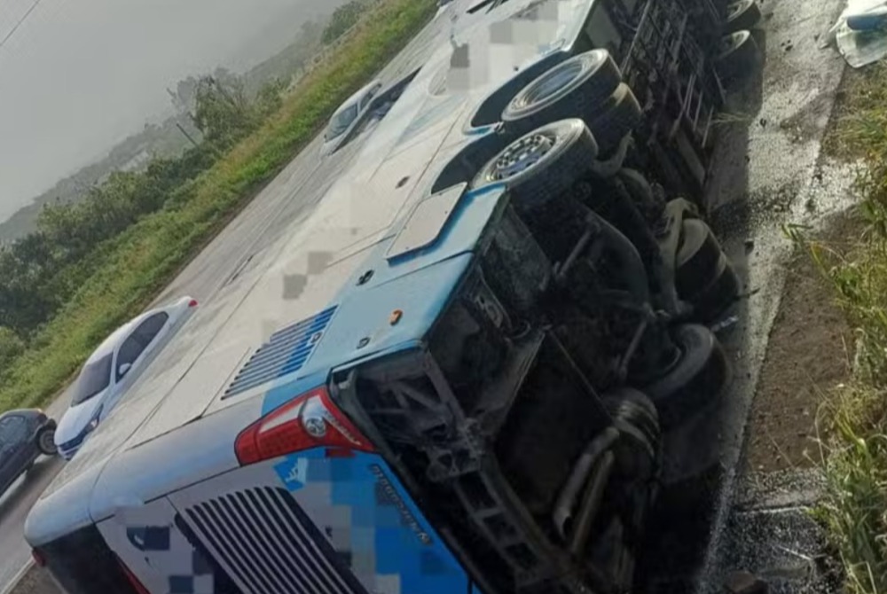 �nibus tombou na BR-232 ap�s motorista tentar desviar de objetos na pista, diz empresa