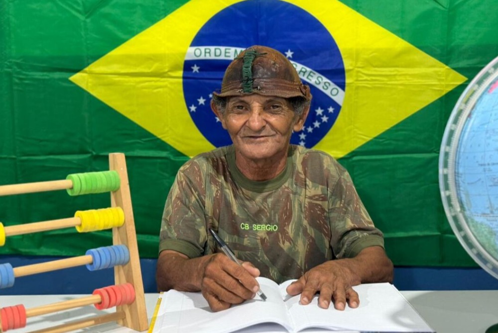 Alunos da EJA no Sert�o de Pernambuco recriam retrato escolar antigo, e imagens viralizam nas redes