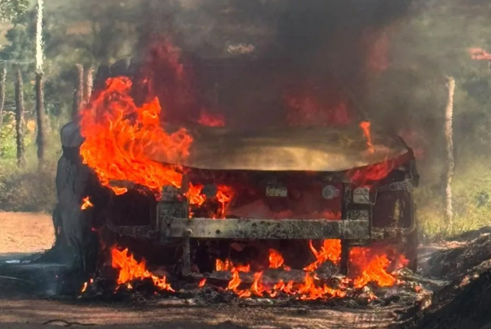 Corpo � achado carbonizado dentro de carro em Gravat�; v�tima pode ser filho de blogueiro