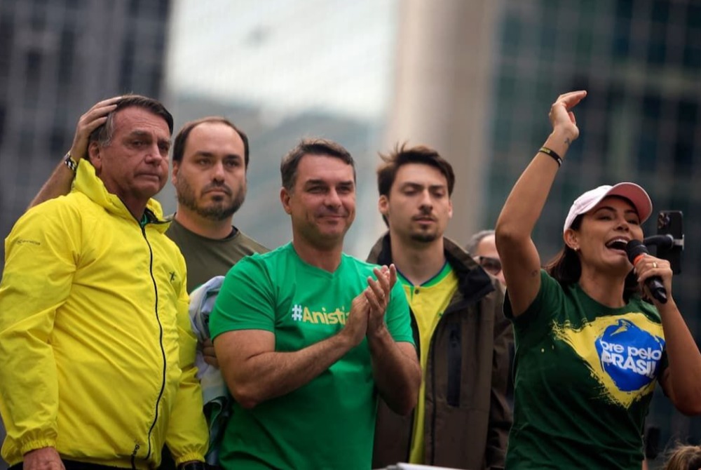 Crise na fam�lia Bolsonaro abalou a direita antes das elei��es