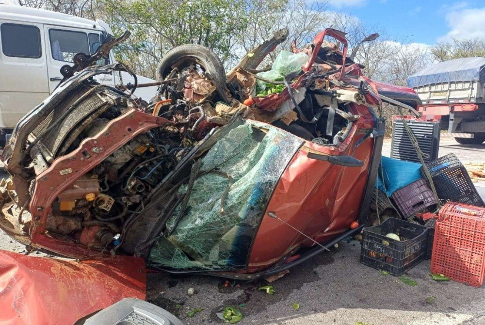 Acidente na BR-116 deixa dois mortos e cinco feridos em Cabrobó, no Sertão Acidente na BR-116 deixa dois mortos e cinco feridos em Cabrobó, no Sertão