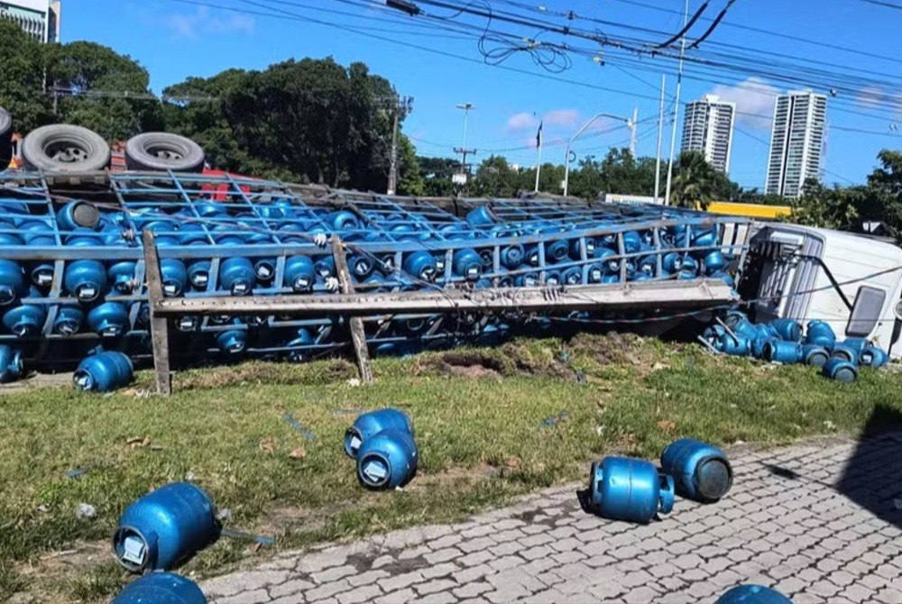 Caminh�o com botij�es de g�s tomba em ponte do Recife e bate em poste; motorista tem traumatismo e � socorrido