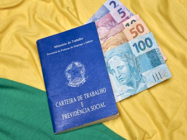 Lula anuncia aumento de R$ 18 no salrio mnimo e reajuste na iseno do IRPF