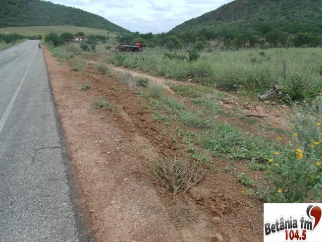 Motorista perde controle de caminho carregado de combustvel, e sai fora da pista em boqueiro municpio de Betnia do Piau.