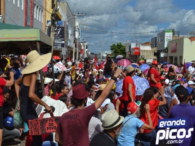 Em Picos, trabalhadores fecham comrcio e tomam as ruas em protesto