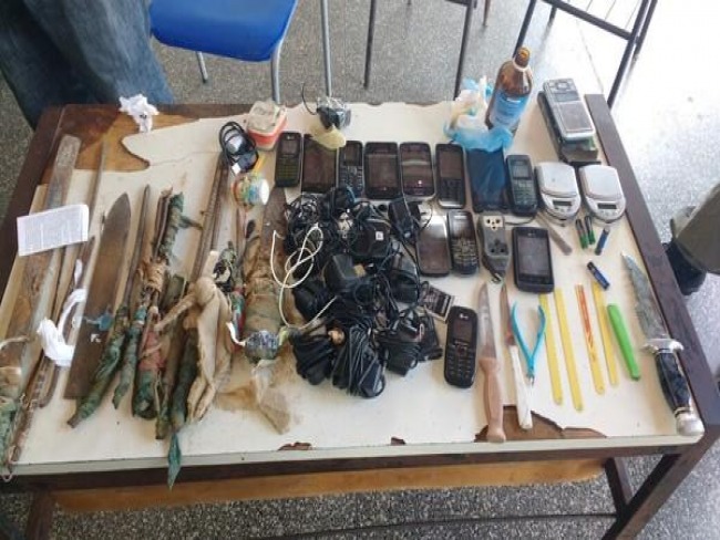 Em vistoria, agentes encontram celulares e armas na Penitenciria de Parnaba-PI