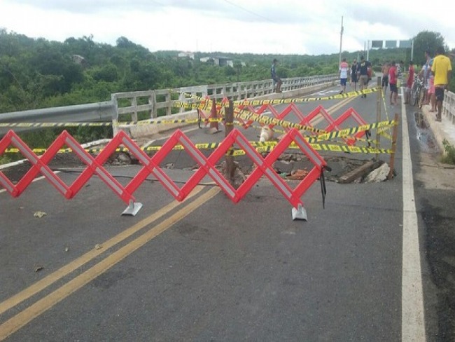 Ponte na divisa entre Piau e Cear tem rachaduras dois lados