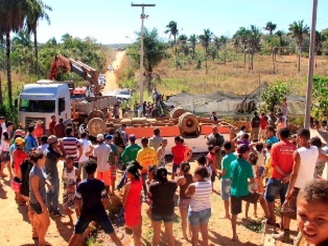 Acidente com nibus deixa 20 passageiros feridos em Uruu. O motorista e uma idosa foram transferidos para Floriano