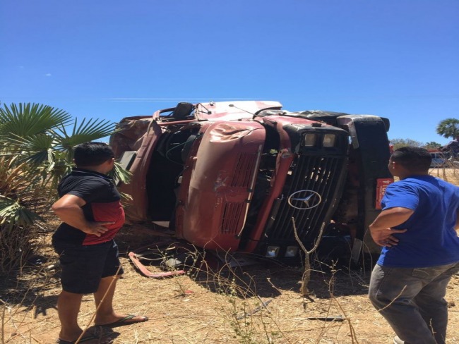 Caminho Pipa tomba em curva perigosa na PI 461 que liga Jaics a Massap