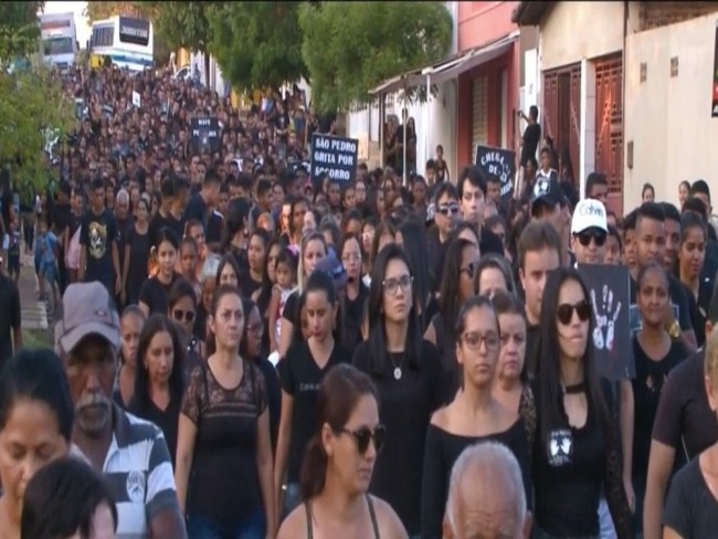 Populao de So Pedro do Piau realiza caminhada pedindo paz aps morte de professor