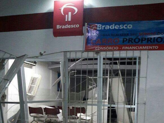 Criminosos explodem agncia do Bradesco de Monsenhor Gil