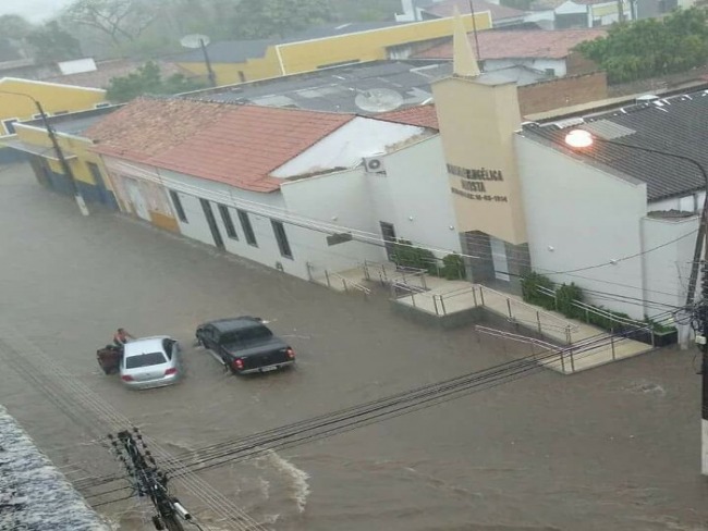 Aps 12 horas de chuva, ruas alagam e casas e carros ficam ilhados em Floriano