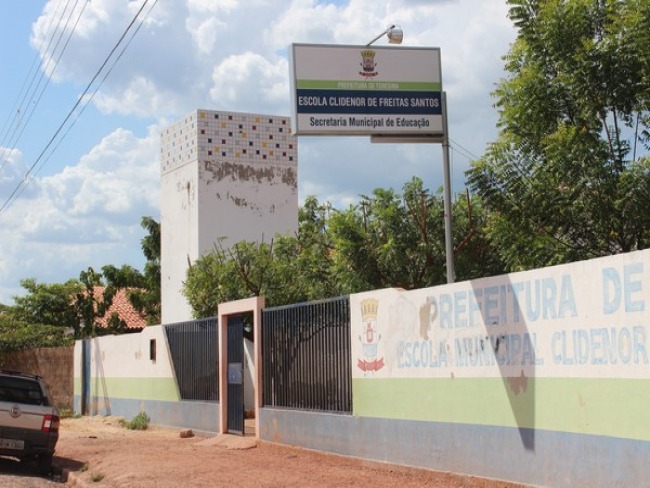 Adolescente invade escola municipal armado e assalta professores em Teresina