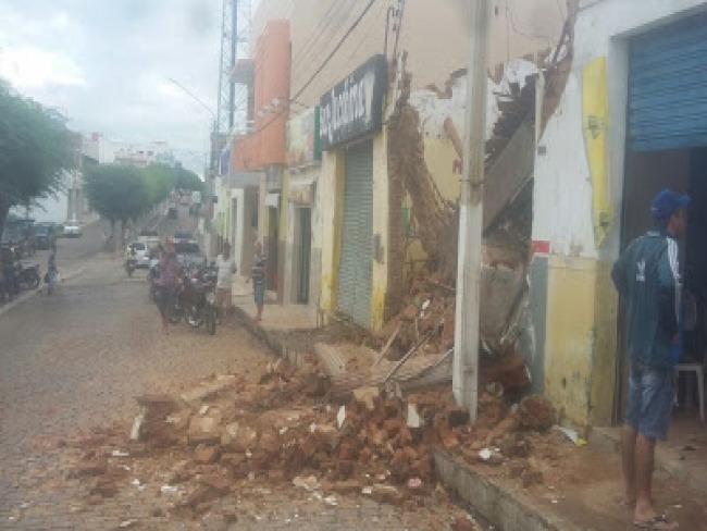 Em Paulistana, trs prdios desabam no Centro da cidade