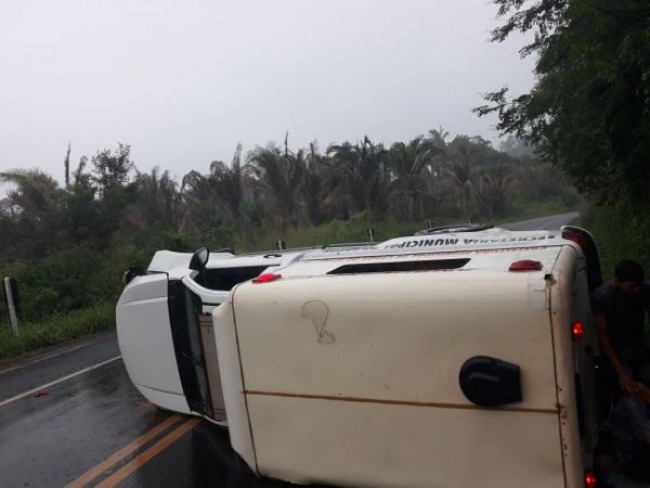 Acidente com ambulncia deixa quatro feridos na BR 316 prximo a Monsenhor Gil