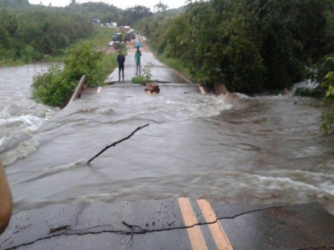 Trecho da BR-222 alaga e interrompe a passagem de veculos no Piau