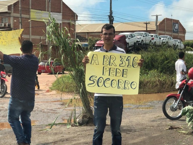 Populao planta cana-de-acar e melancia em protesto na BR-316