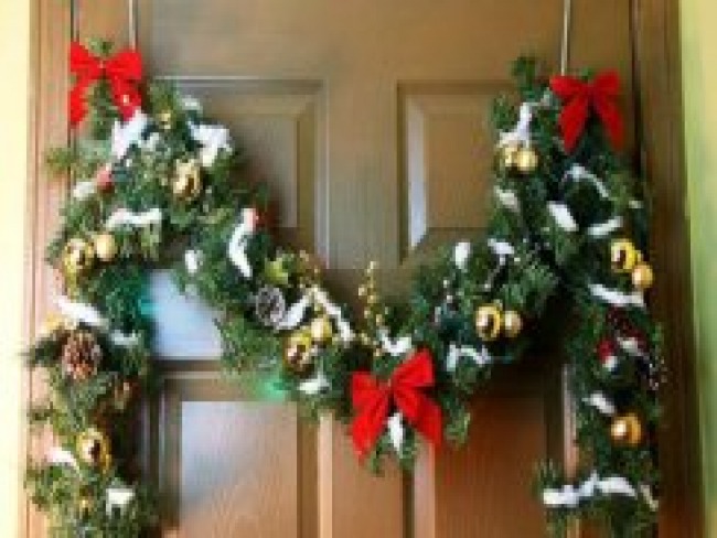 Idosa cristã é constrangida a remover versículos bíblicos sobre o Natal da porta de casa