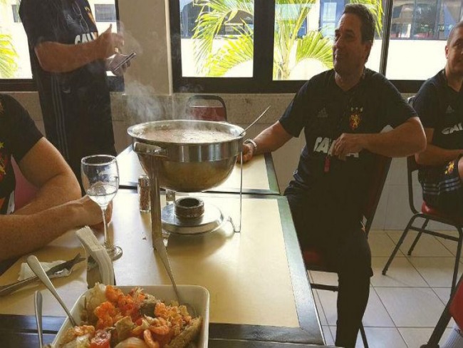 A cozinha do Luxa: treinador foi responsvel pelo almoo do Sport