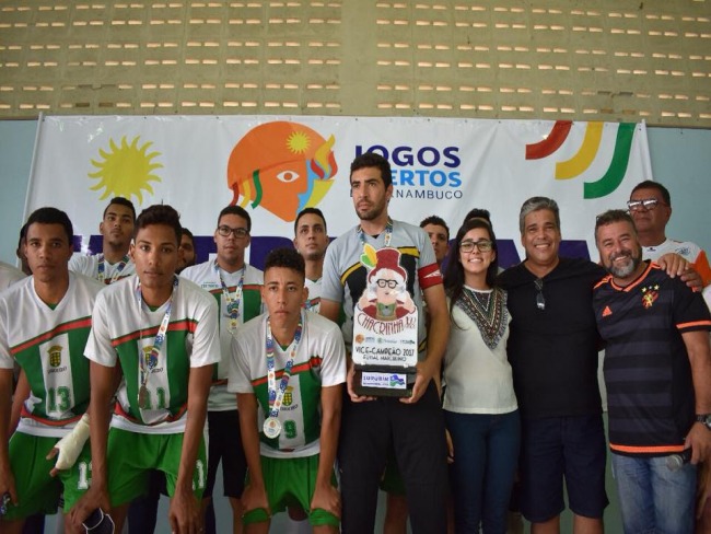 Limoeiro comemora medalha de prata no futsal masculino em fase regional