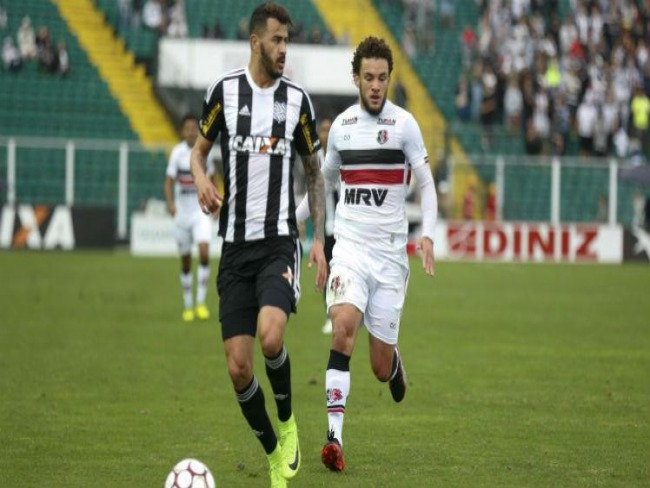 Santa Cruz perde para Figueirense e se complica ainda mais na Srie B