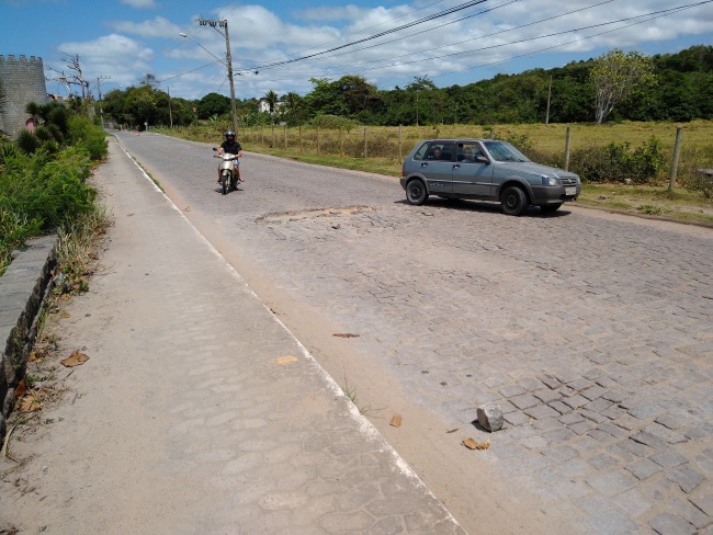 Perigo  espera de motoristas e motociclistas em Praia Formosa