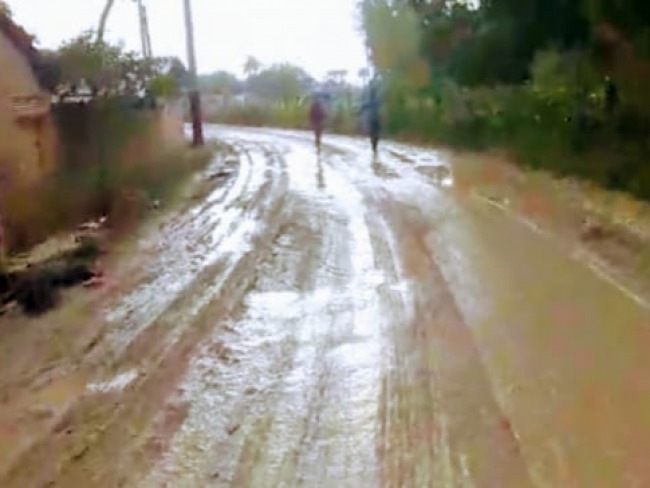 Buracos, lama e aborrecimentos para quem mora s margens da avenida Primo Bitti, em Itaparica
