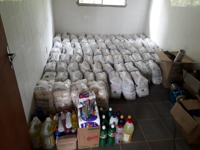 ES Solidário entrega em Caieiras Velha cestas básicas e material de higiene doados