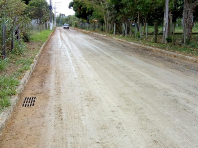 Moradores de Itaparica reclamam de lama em avenida aps interveno da Cesan