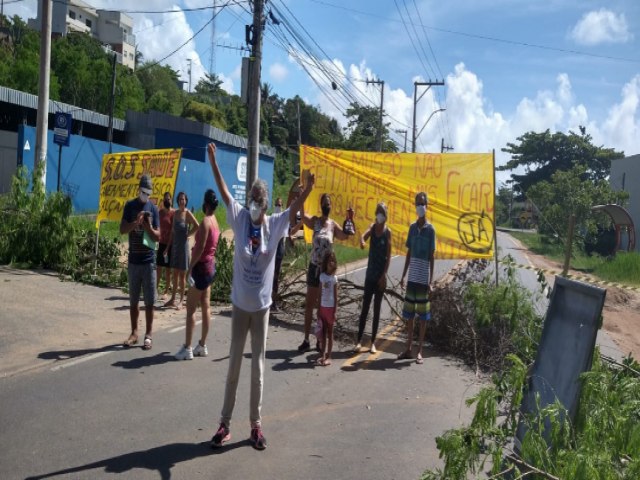 Moradores fecham ES-010 e exigem atenção de Erick Musso para infraestrutura na Praia do Sauê