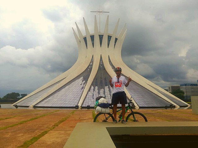 Ciclista de Aracruz completa jornada de mais de 1.300 quilômetros até Brasília para a posse de Lula