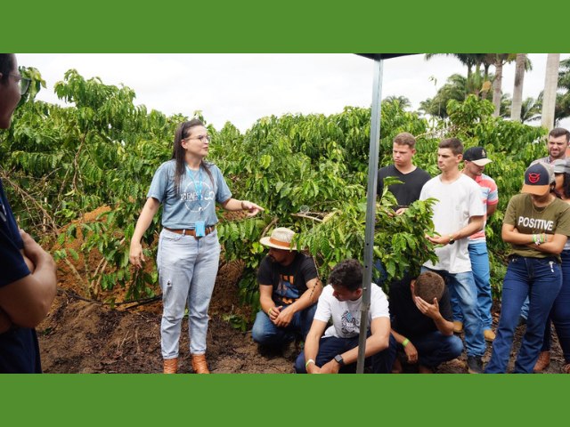 Curso de Agronomia da FAESA realiza Dia de Campo sobre o cultivo do mamão em Vila Valério