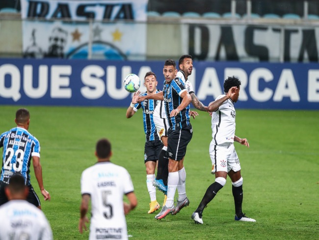 Grmio tropea diante do Corinthians na Arena
