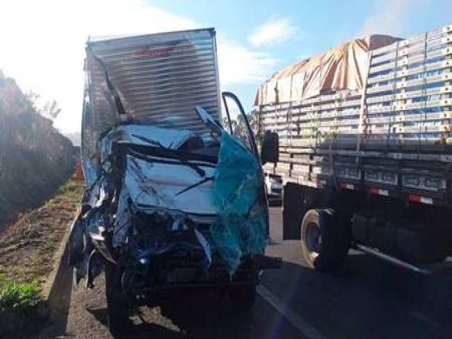 PASSAGEIRO MORRE E MOTORISTA FICA FERIDO EM BATIDA ENTRE CAMINHES NA BR-324