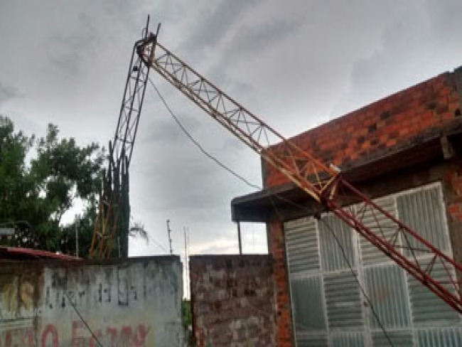 Temporal derruba torre de transmisso de rdio em Vrzea do Poo 