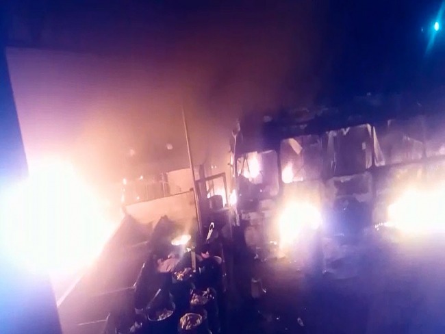 Incndio atinge garagem e destri dois nibus em Salvador, diz sindicato