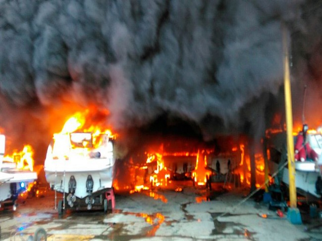 Incndio atinge embarcaes em estaleiro na Cidade Baixa, em Salvador