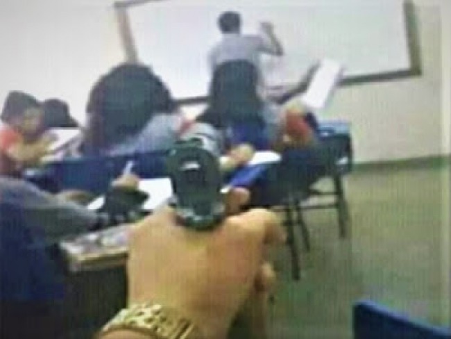 Aluno entra armado em escola e posta foto apontando pistola para professor 